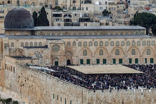  ألف فلسطيني يؤدون صلاة الجمعة الثالثة من رمضان في المسجد الأقصى