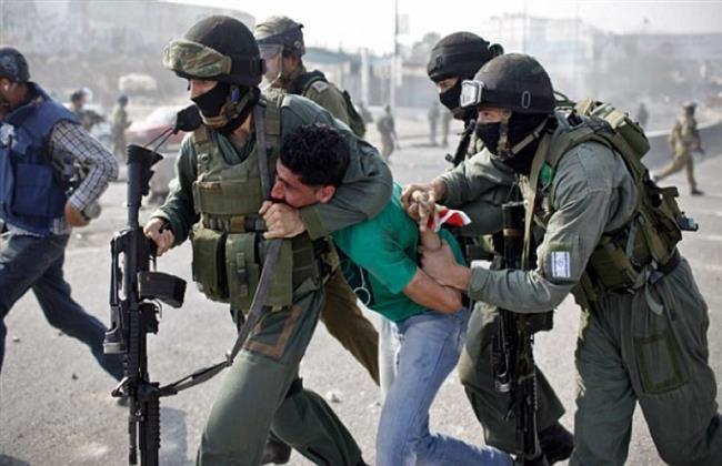  بينهم طفل وأسرى سابقون الاحتلال يعتقل  فلسطينيًا على الأقل في الضفة الغربية