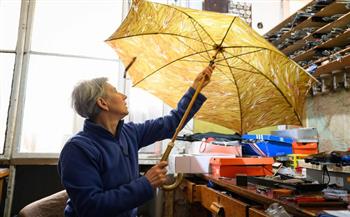   فن تصليح المظلات في ليوبليانا صامد في وجه رياح الزمن | صور