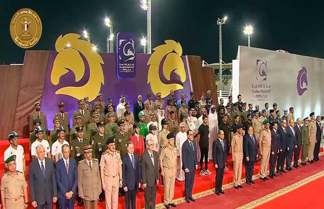 الرئيس السيسي يتوسط صورة تذكارية مع المنتخبات المشاركة فى البطولة العربية العسكرية للفروسية