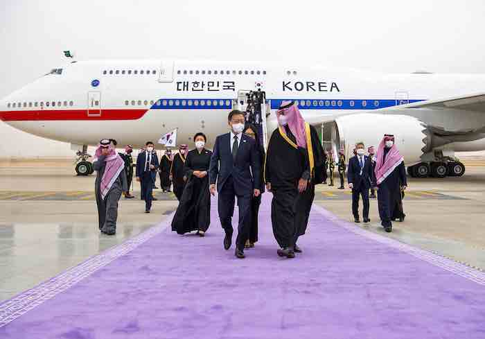  الأمير محمد بن سلمان  يستقبل رئيس كوريا الجنوبية في مطار الملك خالد الدولي في الرياض