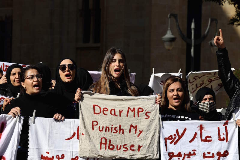 مظاهرة نسوية أمام البرلمان اللبناني في بيروت لمناهضة العنف ضد المرأة