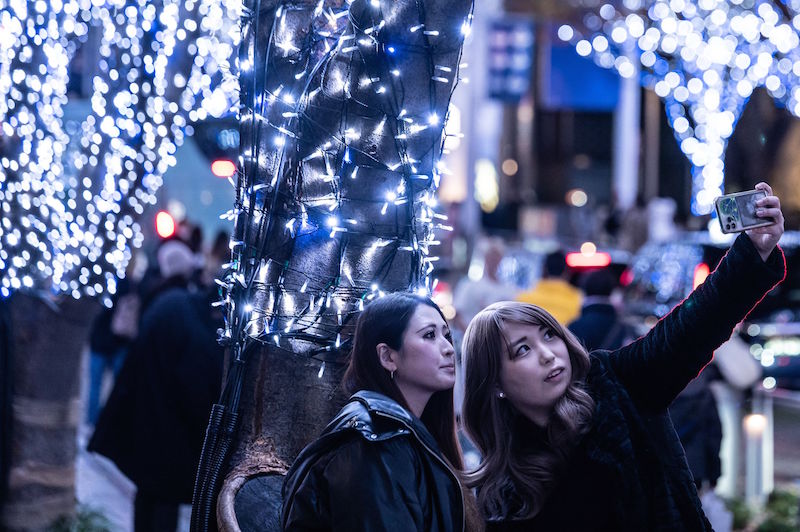 احتفالات المواطنين بأعياد الميلاد في اليابان