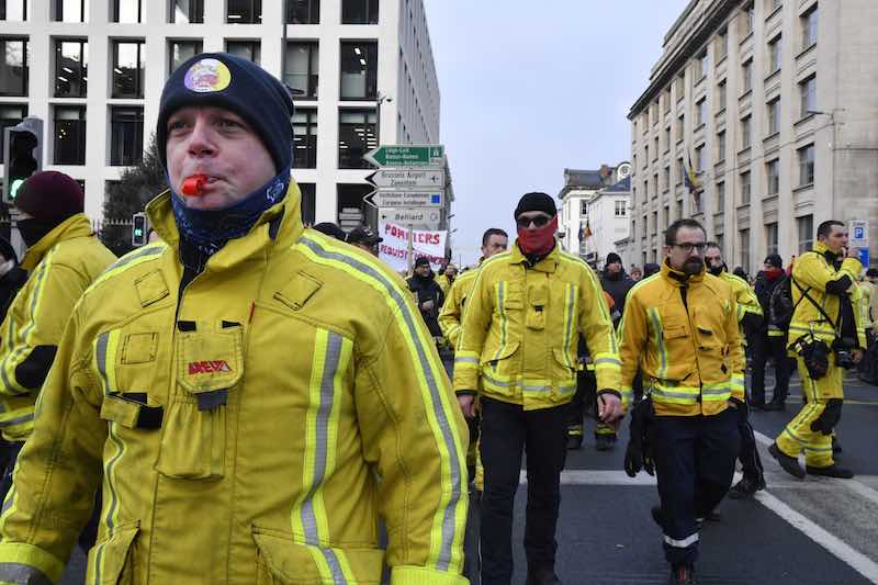 المئات من رجال الإطفاء وأفراد الطوارئ يتظاهرون فى بروكسل لتحسين أحوال العمل