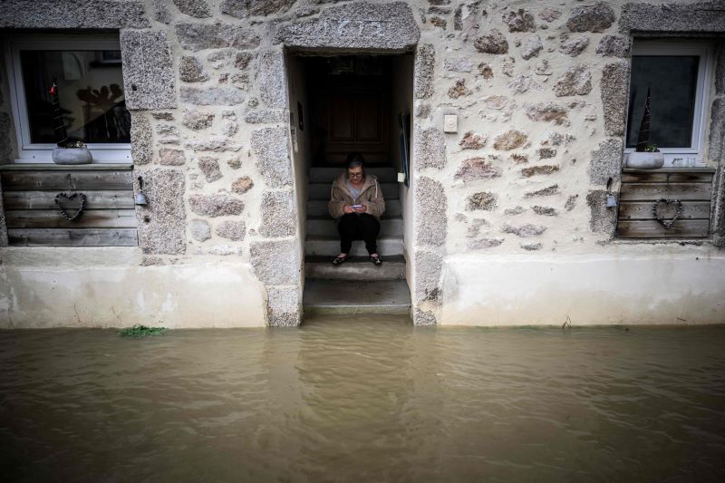  مياه الفيضانات تغمر البيوت والشوارع غرب فرنسا