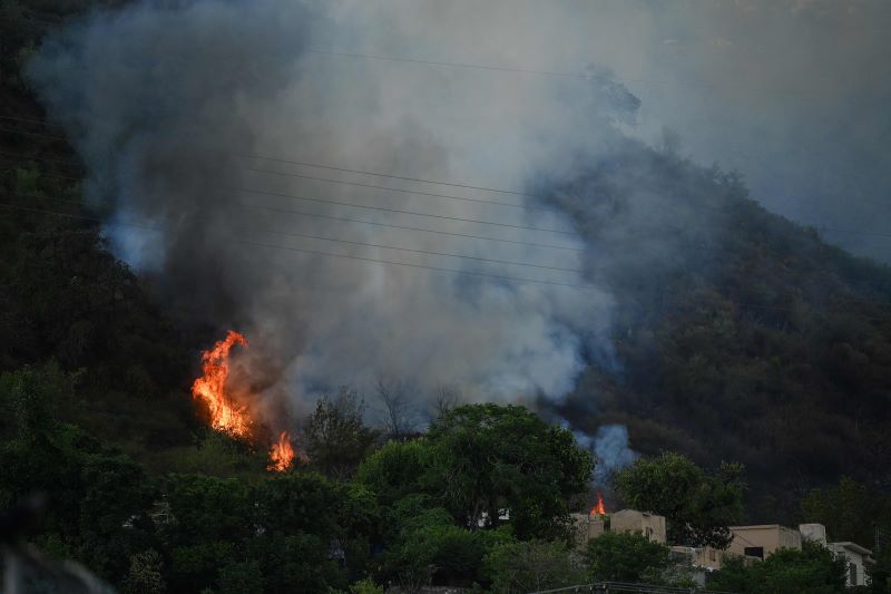 حريق يلتهم غابة مارجالا هيلز في باكستان