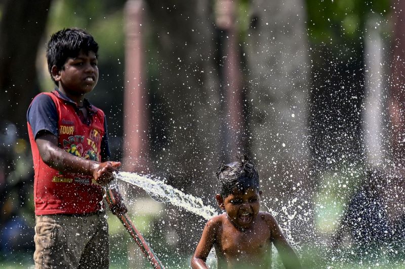 هربًا من حرارة الجو أطفال الهند يلهون في المياه
