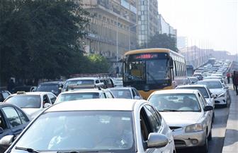 كثافات مرورية متوسطة بالمحاور والطرق والميادين الرئيسية في القاهرة  