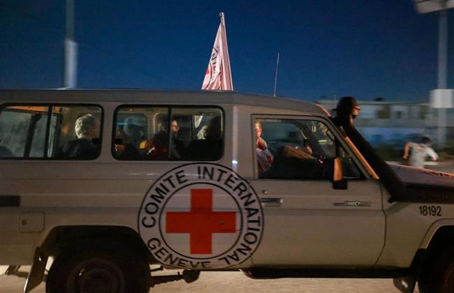 وصول حافلة الصليب الأحمر إلى سجن عوفر تمهيًدا للإفراج عن الدفعة السابعة من الأسرى الفلسطينيين